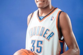 开云-关于杜兰特回归赛场，突破纪录首场状态亮眼，加拿大队观众沸腾！的信息